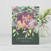 Holly Berry Joyeux Noël Elegante Weihnachtskarte Einladung (Stehend Vorderseite)