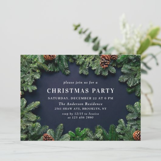 Holly Berry Pine Cones Branch Christmas Party Einladung (Stehend Vorderseite)