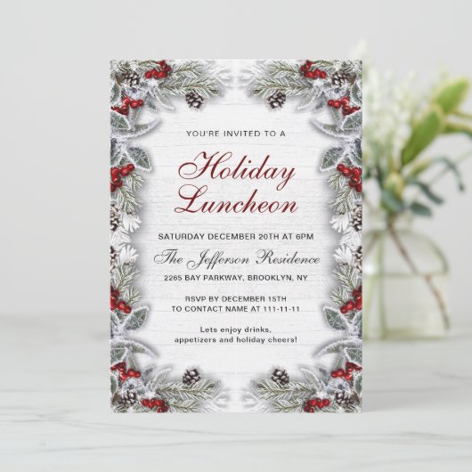 Holly Berry Pine Cones Branch Holiday Luncheon Einladung (Stehend Vorderseite)