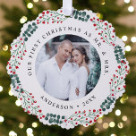 Holly Berry Wreath First Christmas Wedding Foto Ornament Karte<br><div class="desc">Senden Sie Ihren Freunden und Ihrer Familie feierliche Feiertage mit einem besonderen Weihnachtsgebet, das Sie als verheiratetes Paar zu Weihnachten feiern. Auf der Papier-Schmuckkarte finden Sie Ihr Lieblings-Foto, umgeben von einem Kranz mit Heiligen Beeren, grünen Eukalyptusbäumen und weißen Blume. Das Design zeigt den Satz "Unser erstes Weihnachten als Mr. &...</div>
