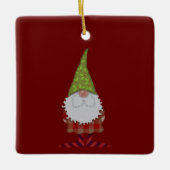 Holly Hatted Christmas Gnome Keramikornament (Vorderseite)