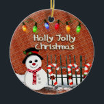 Holly Jolly Snowman CUSTOM Keramikornament<br><div class="desc">Erhältlich in Backwaren, Ziergegenstände, Decke, Flaschenöffner, Nachtlicht, Backform, Servietten, Weinzauber, Serviertablett, Adressetiketten, Namensschilder, Pfannenpfosten, Postkarten, Poster, Nackenschals, Schneidebrett, Gartenschild, Flyer, Untersetzer, Magnete, Sticker, Teekanne, Verpackungspapier, Tasse und Porto Briefmarke.</div>