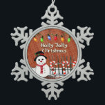 Holly Jolly Snowman Schneeflocken Zinn-Ornament<br><div class="desc">Erhältlich in Backwaren, Ziergegenstände, Decke, Flaschenöffner, Nachtlicht, Backform, Servietten, Weinzauber, Serviertablett, Adressetiketten, Namensschilder, Pfannenpfosten, Postkarten, Poster, Nackenschals, Schneidebrett, Gartenschild, Flyer, Untersetzer, Magnete, Sticker, Teekanne, Verpackungspapier, Tasse und Porto Briefmarke.</div>