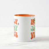 Holly Jolly Vibes Retro Orange Weihnachtsname Tasse (Zentrum)