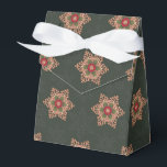 Holly Star Green Fevor Box Geschenkschachtel<br><div class="desc">Dieses festliche und elegante Muster verleiht Ihren Feriendekorationen einen alten Charme. Der heilig umringte Stern erinnert an ein keltisches Design. Der Hintergrund hat ein subtiles Design von Natur und blattinspiriert Schneeflocken. Die Farben und heiligen Kunstwerke in diesem Design stimmen mit allen Stücken der Kollektion "Yuletide Blessings" überein. Das bietet unendlich...</div>