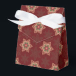 Holly Star Red Favor Box Geschenkschachtel<br><div class="desc">Dieses festliche und elegante Muster verleiht Ihren Feriendekorationen einen alten Charme. Der heilig umringte Stern erinnert an ein keltisches Design. Der Hintergrund hat ein subtiles Design von Natur und blattinspiriert Schneeflocken. Die Farben und heiligen Kunstwerke in diesem Design stimmen mit allen Stücken der Kollektion "Yuletide Blessings" überein. Das bietet unendlich...</div>