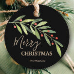 Holly und Berries über die Schwarze Weihnachtsrund Geschenkanhänger<br><div class="desc">Personalisierte Geschenketiketten / Gastgeschenk-Tags verfügen über elegante Zweige- und Beeren mit Ihrer Nachricht in schicken Schriften in jeder Farbe und auf jedem Farbhintergrund. PASSENDE Artikel in unserem Geschäft.</div>