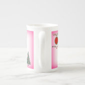 Holly und ein Weihnachtsbaum Rosa Hintergrund Porzellantasse (Rückseite)