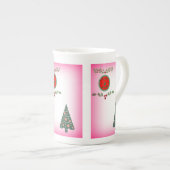 Holly und ein Weihnachtsbaum Rosa Hintergrund Porzellantasse (Vorderseite Rechts)