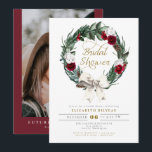 HOLLY Winter Christmas Burgundy Brautparty  Einladung<br><div class="desc">Diese Brautdusche lädt mit einem farbenfrohen, bordeauxroten Blumenkranz und Kiefernkranz sowie einem lustigen goldenen Schriftart ein. Editieren Sie einfach *most*, um Ihren Eventbedürfnissen gerecht zu werden. Ändern Sie die Hintergrundfarbe und fügen Sie Ihr eigenes Foto zur Rückseite mit einem Foto für eine persönliche Touch hinzu. Diese Brautdusche lädt zu Weihnachten,...</div>