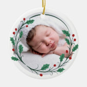 Holly Wreath Baby's First Christmas Round Photo Keramik Ornament (Vorne)