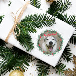 Holly Wreath Christmas Foto Runder Aufkleber<br><div class="desc">Hunde Foto Grün und Rot Holly Kranz Weihnachtsaufkleber. Niedliches und festliches Design mit individuellem Foto und fröhlichem Weihnachtsgrüßen. Mit einer Aquarellkranz um die Haustiere schmücken das Gesicht. Fügen Sie Ihr Foto hinzu und machen Sie ein schönes Foto Aufkleber Ihres Haustieres.</div>