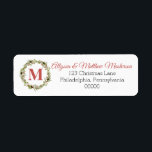 Holly Wreath Christmas | Holiday Monogram Label<br><div class="desc">Ihre Empfänger werden begeistert sein von diesem festlichen olivgrün und duskig roten heiligen Kranz-Urlaubsparameter Monogramm und dem ersten Design,  das für Ihren Weihnachtsurlaub und Ihre Hochzeitsfeier ideal ist.</div>