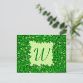 Holly Wreath mit Monogram, Dunkelgrün Postkarte (Stehend Vorderseite)