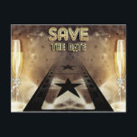 Hollywood Bling Save the Date Post Card Ankündigungspostkarte<br><div class="desc">Dieses Design zeichnet sich durch einen extravaganten goldenen Hintergrund aus, mit einem Filmstreifen und Sternen, die in den Horizont verblassen. Ein Paar Sektgläser mit dekorativem Band vervollständigen das Aussehen. Es gibt einen einzigartigen "Bling"-Text, der lautet: "Save the Date". Die Rückseite dieses eleganten Designs hat einen einfachen goldenen Hintergrund. Es gibt...</div>