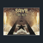 Hollywood Bling Save the Date Post Card Ankündigungspostkarte<br><div class="desc">Dieses Design zeichnet sich durch einen extravaganten goldenen Hintergrund aus, mit einem Filmstreifen und Sternen, die in den Horizont verblassen. Ein Paar Sektgläser mit dekorativem Band vervollständigen das Aussehen. Es gibt einen einzigartigen "Bling"-Text, der lautet: "Save the Date". Die Rückseite dieses eleganten Designs hat einen einfachen goldenen Hintergrund. Es gibt...</div>