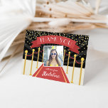 Hollywood Red Tepet Personalisiertes Foto Dankeskarte<br><div class="desc">Als perfekte Touch zu Ihrem Hollywood-Thema 16 . Geburtstag, Quinceanera oder Fledermaus Mitzvah Feiern, diese personalisierten Dankeschön-Karten verfügen über einen roten Teppich und VIP Samtseil-Illustration mit drei benutzerdefinierten Textfeldern sowie eine Fotovorlage. Passen Sie mit einer vorgedruckten Nachricht in den Vorlagenfeldern an, oder löschen Sie, um eine leere Karte für Ihre...</div>