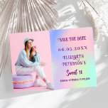 Holografisch rosa lila Foto Skript Sweet 16 Save The Date<br><div class="desc">Ein modernes und elegantes Save the Date für einen süßen 16. Holografischer,  rosa,  lila,  minzgrüner Hintergrund. Personalisieren und hinzufügen eines Fotos,  Datums und Namens.</div>