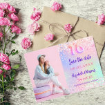 Holografisch rosa lila Foto Sweet 16 Save The Date<br><div class="desc">Ein modernes und elegantes Save the Date für einen süßen 16. Holografischer,  rosa,  lila,  minzgrüner Hintergrund. Personalisieren und hinzufügen eines Fotos,  Datums und Namens.</div>