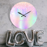 Holografisches Einhorn-Glitzer-Tropfen-Regenbogenm Große Wanduhr<br><div class="desc">Ein angesagter holografischer Hintergrund mit Einhorn- und Regenbogenfarben in Rosa, lila, Rose Gold, Minzgrün. Dekoriert mit Imitaten Glitzer Tropfen in Rose Gold, Rosa und lila. Personalisieren und fügen Sie einen Namen, geschrieben mit einem modernen handgeschriebenen Stil Skript mit Swashes. Lila Buchstaben. Um die Swashes behalten, löschen Sie nur den Beispielnamen,...</div>