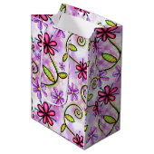 Holografisches Rainbow-Floral-Collage Mittlere Geschenktüte (Vorderseite Schrägansicht)