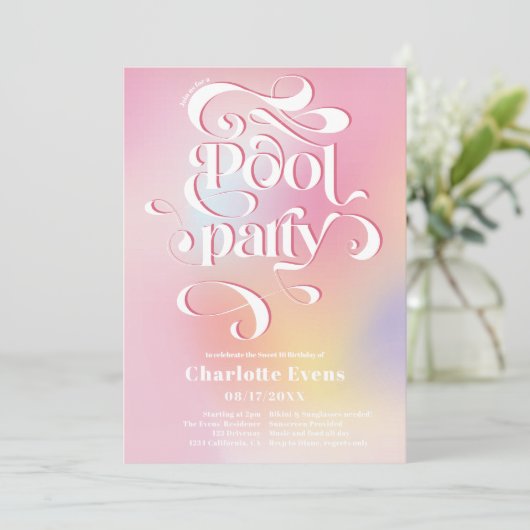Holographische Rosa Pool Party Skript-Wirbel Sweet Einladung (Stehend Vorderseite)