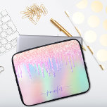 Holographischer Einhorn-Glitzer-Regenbogenmonogram Laptopschutzhülle<br><div class="desc">Ein angesagter holografischer Hintergrund mit Einhorn- und Regenbogenfarben in Rosa, lila, Rose Gold, Minzgrün. Dekoriert mit Imitaten Glitzer Tropfen in Rose Gold, Rosa und lila. Personalisieren und fügen Sie einen Namen, geschrieben mit einem modernen handgeschriebenen Stil Skript mit Swashes. Lila Buchstaben. Um die Swashes behalten, löschen Sie nur den Beispielnamen,...</div>