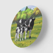Holstein Cow & Cute Calf in Summer Pasture Runde Wanduhr (Winkel)