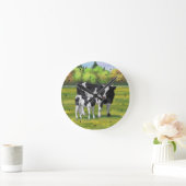 Holstein Cow & Cute Calf in Summer Pasture Runde Wanduhr (Zuhause)
