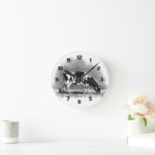 Holstein Cow Grazing: Realism Pencil Drawing Runde Wanduhr (Zuhause)