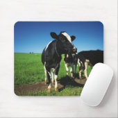 Holstein Kühe auf einem Feld Mousepad (Mit Mouse)