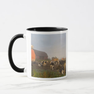 Holstein Milchkühe außerhalb einer Scheune bei Son Tasse