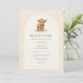 Holy Cow Highland Cow Gingham Baby Shower Einladung (Stehend Vorderseite)
