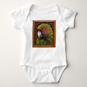 Holz Harmonie: Grünes Lorikeet auf geschnitztem Ho Baby Strampler