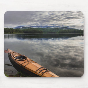 Holz-Kajak am Ufer des Beaver Lake Mousepad