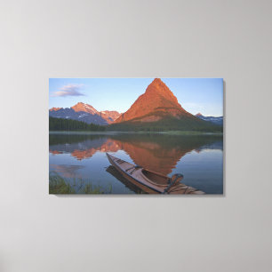 Holz-Kajak im Swiftcurrent Lake bei Sonnenaufgang Leinwanddruck