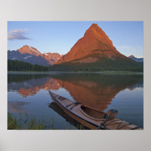 Holz-Kajak im Swiftcurrent Lake bei Sonnenaufgang  Poster
