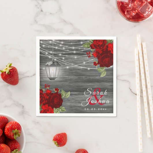 Holz, Laternen und dunkelrote Blume Serviette (Beispiel)