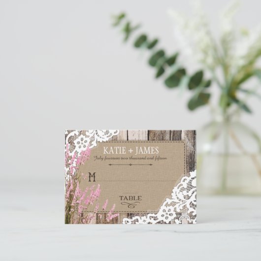 Holz Lavendel und Spitzen Rustikale Hochzeitsfeier Platzkarte (Stehend Vorderseite)