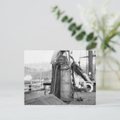 Holz-Maiden, Foltergerät, 1910er Postkarte (Stehend Vorderseite)