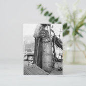 Holz-Maiden, Foltergerät, 1910er Postkarte (Stehend Vorderseite)