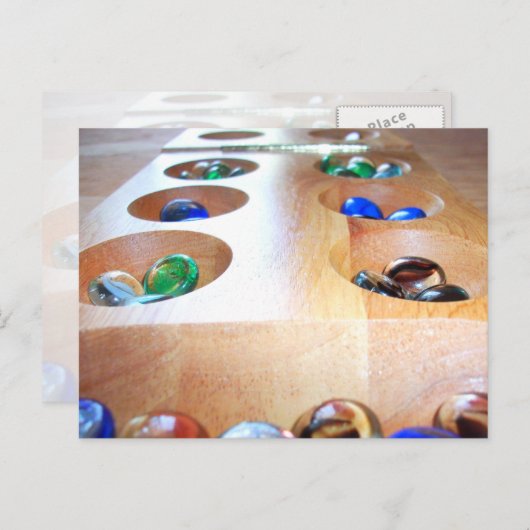 Holz-Mancala-Schotter mit farbenfrohen Glassteinen Postkarte (Vorne/Hinten)