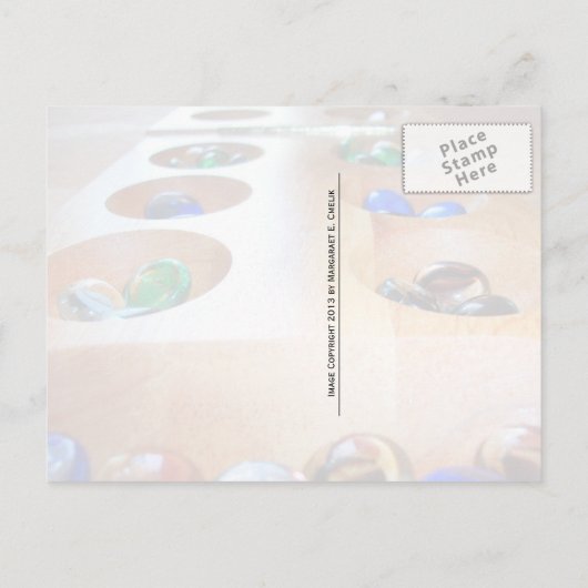 Holz-Mancala-Schotter mit farbenfrohen Glassteinen Postkarte (Rückseite)
