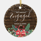 Holz Rustikale Erste Weihnachtsfeier Verlobtes Zie Keramik Ornament (Vorne)