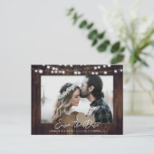 Holz String Lights Hochzeitungs-Foto Save the Date Ankündigungspostkarte (Stehend Vorderseite)