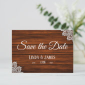 Holz und Spitzen Rustikale Hochzeit Speichern Sie Save The Date (Stehend Vorderseite)