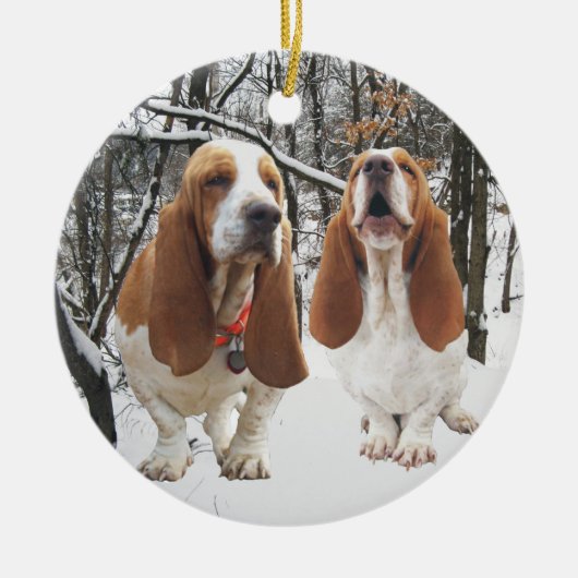 Holz-Weihnachtsverzierung Basset Hounds Snowy Keramik Ornament (Vorne)