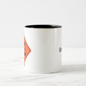 Holzarbeit vor lustigem orangefarbenem Warnschild Zweifarbige Tasse (Mittel)