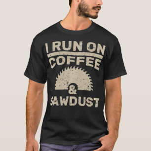 Holzarbeiter I Laufe Auf Kaffee Und Sägemehl Holzf T-Shirt