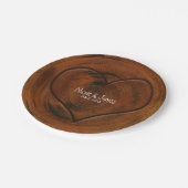 Holzbaumstumpf mit gemeißeltem Herzen Rustikale Ho Pappteller (Schrägansicht)